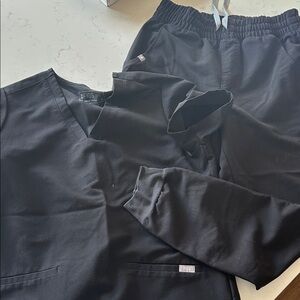 FIGS Black women’s scrubs set